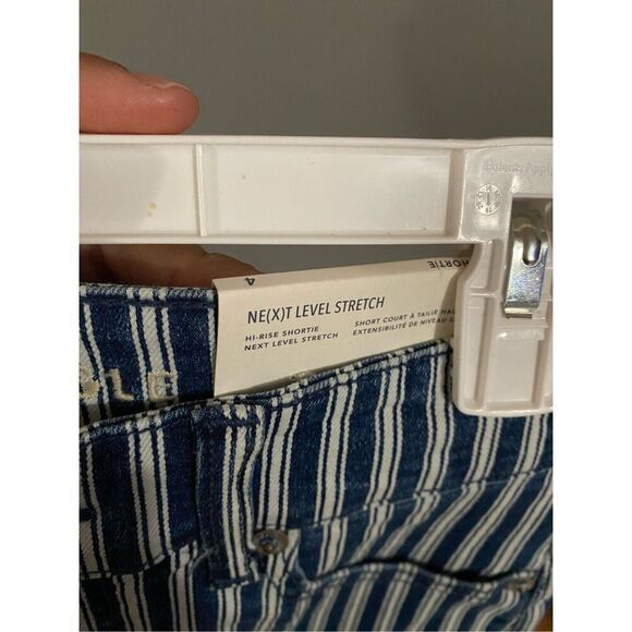 American Eagle Next Level Stretch Hi Rise Pinstripe Shorts Size 4 NWT - Picture 3 of 5